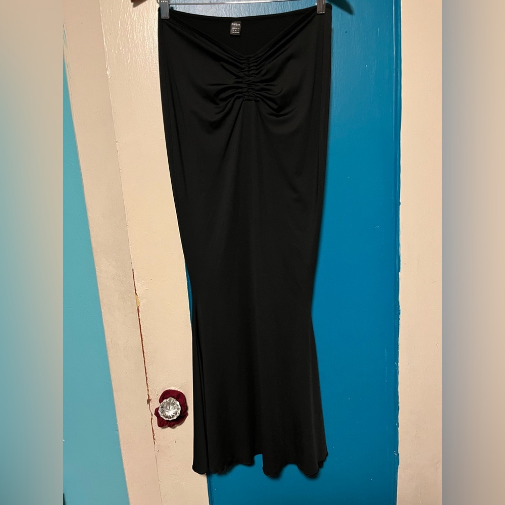 Black Ruched front Mermaid Hem Skirt